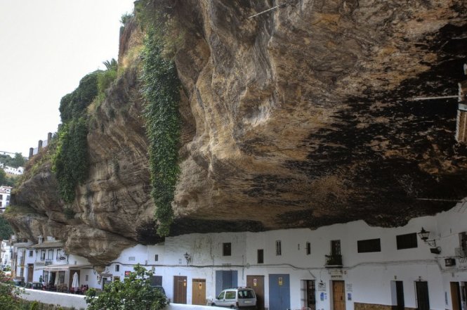 Đá và nhà cùng "chung sống" tại thị trấn Setenil de las Bodegas 
